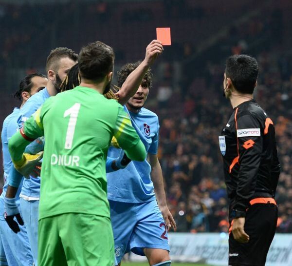 Maçın ardından basın toplantısı düzenleyen Trabzonspor Başkanı Muharrem Usta şunları söyledi: Futbolun değişmeye ihtiyaç olduğu bir süreçten geçiyoruz. Çok ağır ifadeler kullanılabilir elbette ama bu ülkede ağır ifadeler bir şeyler değiştirmiyor. En hafif tabiriyle bu gece 'utanç gecesi.' Muhatap hakem değildir. TFF ve MHK'dir. BBC, L'Equipe, Bild, The Sun, Daily Mail tüm gazeteler Salih Dursun'u yazıyor. Ben MHK ve TFF'ye sesleniyorum. Türkiye'yi dünyaya rezil etmeyi nasıl becerebiliyorsunuz? (Taraftarlara) Bugün dönüşümün günüdür. Siz bunun mimarı olacaksınız. - Sputnik Türkiye