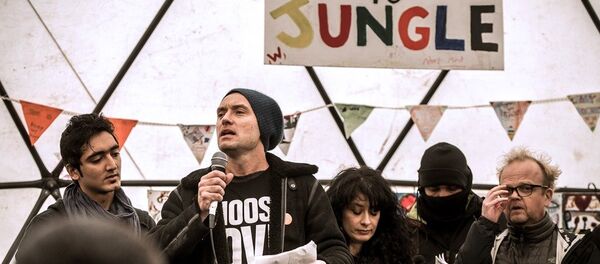 İngiliz aktör Jude Law, Calais'te bulunan ığınmacı kampını ziyaret etti. - Sputnik Türkiye