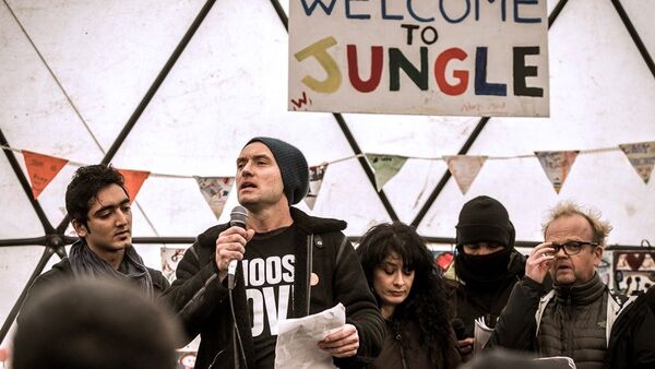 İngiliz aktör Jude Law, Calais'te bulunan ığınmacı kampını ziyaret etti. - Sputnik Türkiye