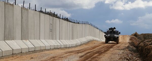 Suriye sınırında yer alan Hatay'da, sınır hattında yasa dışı hudut geçişi ve kaçakçılığı önlemek amacıyla yaklaşık 35 kilometrelik modüler beton duvar inşa edildi. - Sputnik Türkiye