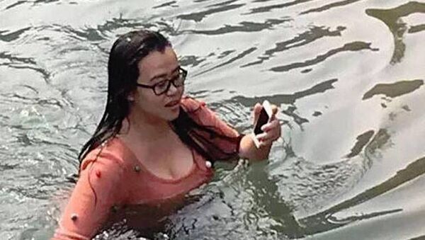Çin'de bir kadın, telefonunu kurtarmak için buz gibi göle atladı - Sputnik Türkiye
