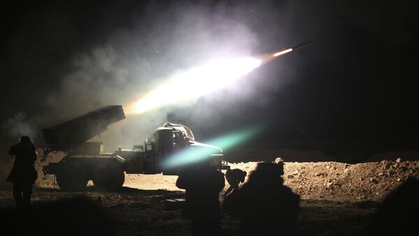 Suriye askeri Rakka'daki IŞİD mevzilerini bombalıyor - Sputnik Türkiye