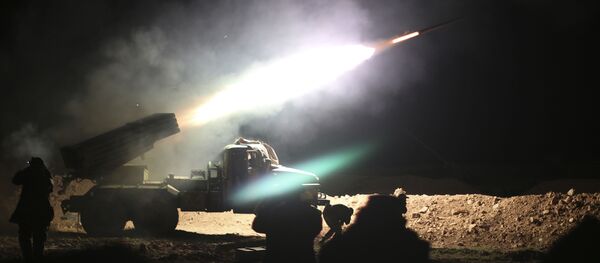 Suriye askeri Rakka'daki IŞİD mevzilerini bombalıyor - Sputnik Türkiye