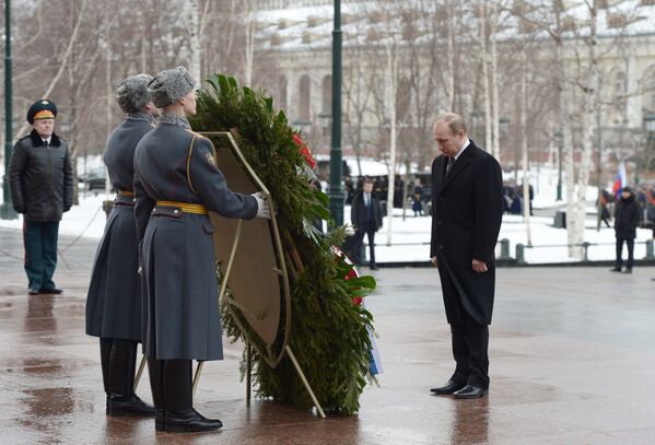Vladimir Putin, Vatan Savunucuları Günü için yapılan resmi törende - Sputnik Türkiye