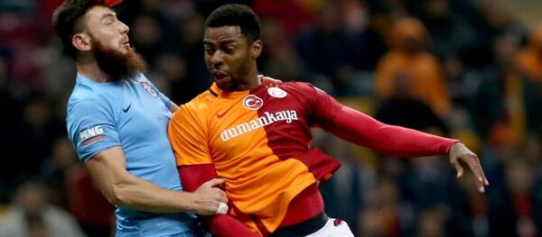 Spor Toto Süper Lig'de Galatasaray ile Trabzonspor takımları karşı karşıya geldi. Bir pozisyonda Galatasaraylı oyuncu Donk rakibi Aykut Demir (4) ile mücadele etti. - Sputnik Türkiye