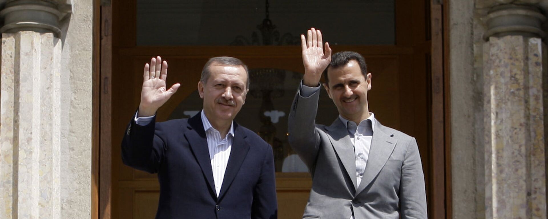 Suriye Devlet Başkanı Beşar Esad ve dönemin Başbakanı Recep Tayyip Erdoğan, İstanbul’da bir toplantı sonrası kameralara poz verirken. (9 Mayıs 2010) - Sputnik Türkiye, 1920, 24.06.2024