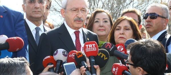CHP Genel Başkanı Kemal Kılıçdaroğlu, eşi Selvi Kılıçdaroğlu ile Ankara'da terör saldırısının meydana geldiği Merasim Caddesi'ni ziyaret etti. Kılıçdaroğlu ziyareti sonrası basın açıklaması yaptı. - Sputnik Türkiye