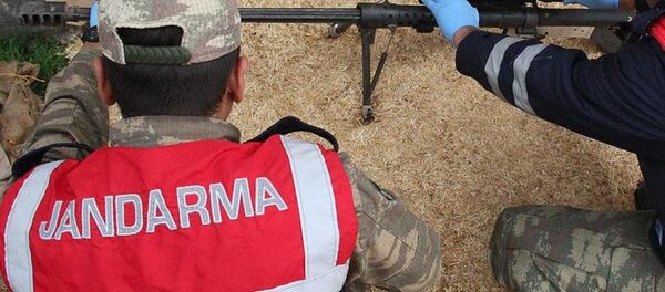 Ankara'da eski Samsun yolundaki jandarma arama noktasına yakın mesafede bulunan yan yolda silah ve mühimmat ele geçirildi. Ankara'da eski Samsun yolundaki jandarma arama noktasına yakın mesafede bulunan yan yolda silah ve mühimmat ele geçirildi. - Sputnik Türkiye