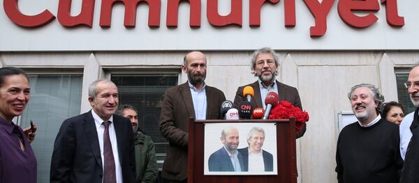 Anayasa Mahkemesi'nin haklarında ihlal kararı verdiği ve İstanbul 14. Ağır Ceza Mahkemesi'nce tahliyelerine hükmedilmesinin ardından Silivri Cezaevi'nden çıkan Cumhuriyet Gazetesi Genel Yayın Yönetmeni Can Dündar (sağ 2) ve Ankara Temsilcisi Erdem Gül (sol 3), Cumhuriyet gazetesine geldi. Burada gazete çalışanları tarafından çiçeklerle karşılanan Dündar ve Gül, basın mensuplarına açıklama yaptı. - Sputnik Türkiye