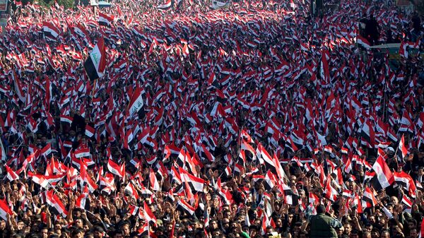 Sadr'ın çağrısıyla düzenlenen gösteride Irak bayrağı dışında hiçbir bayrak ve flamaya izin verilmedi. - Sputnik Türkiye