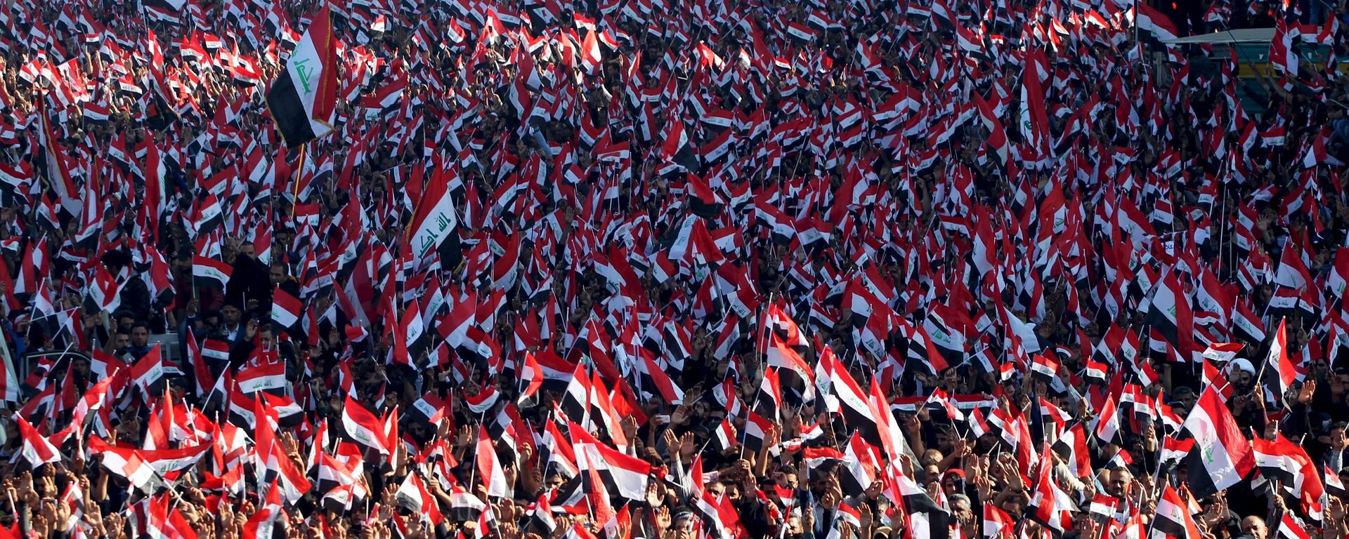 Sadr'ın çağrısıyla düzenlenen gösteride Irak bayrağı dışında hiçbir bayrak ve flamaya izin verilmedi. - Sputnik Türkiye, 1920, 25.09.2021