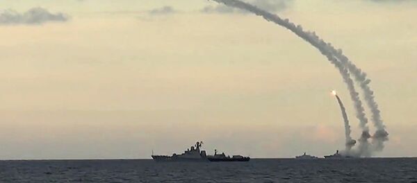 Rusya'nın Hazar Filosu Suriye'de IŞİD mevziilerine Kalibr-NK kruz füzeleri fırlatıyor - Sputnik Türkiye