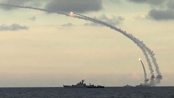 Rusya'nın IŞİD mevziilerine Kalibr-NK kruz füzeleri fırlatıyor - Sputnik Türkiye