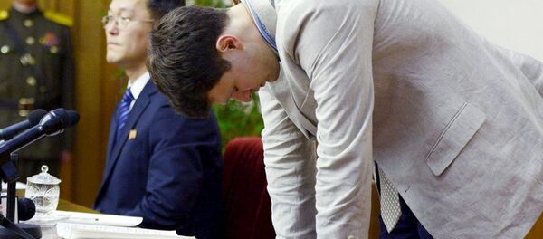 Kuzey Kore’ye ait bir propaganda afişini çalmakla suçlanan ABD'li Otto Warmbier - Sputnik Türkiye