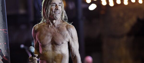 68 yaşındaki Iggy Pop sanat için soyundu - Sputnik Türkiye