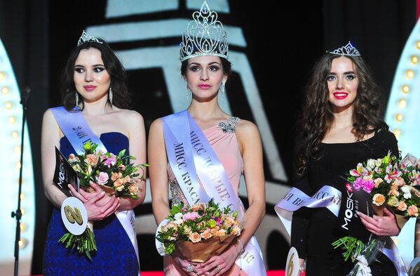 Miss Moscow 2016 birincisi Yelena Petuhova, ikincisi Tatyana Makarova ve üçüncüsü Svetlana Dronova. - Sputnik Türkiye