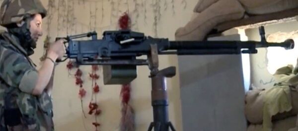 Halep kent merkezinde Nusra Cephesi'ne karşı savaşan Suriyeli kadın asker Rose - Sputnik Türkiye