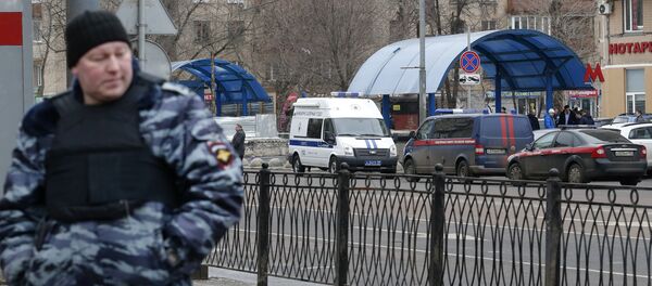 A Russian police officer stands at the site where a woman suspected of murdering a young child was detained, near Oktyabrskoye Pole metro station in Moscow, Russia, February 29, 2016. - Sputnik Türkiye