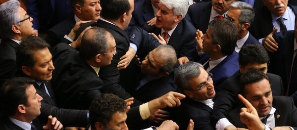 Genel Kurul'da CHP Gaziantep Milletvekili Akif Ekici'nin konuşması sonrası CHP ile AK Parti milletvekilleri arasında tartışma çıktı. Genel Kurul'da CHP Gaziantep Milletvekili Akif Ekici'nin konuşması sonrası CHP ile AK Parti milletvekilleri arasında tartışma çıktı. - Sputnik Türkiye