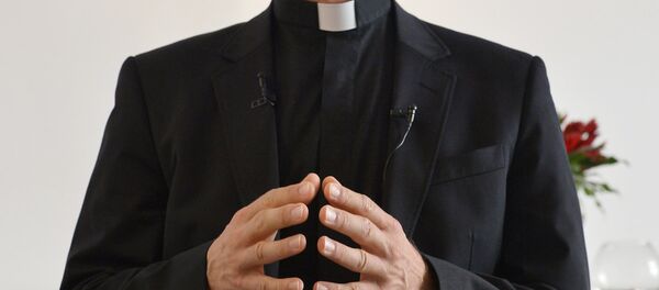 Katolik rahip, ‘Nazi odasında’ kokain koklarken yakalandı Katolik rahip, ‘Nazi odasında’ kokain koklarken yakalandı - Sputnik Türkiye