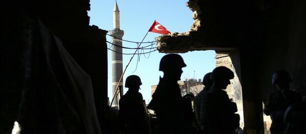 Diyarbakır'ın Sur ilçesinde PKK'ya yönelik operasyonda, jandarma ekipleri megafonla bölgedekilere teslim ol, sivillere tahliye çağrısı yaptı. - Sputnik Türkiye