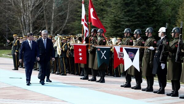 Başbakan Ahmet Davutoğlu, Türkiye'ye resmi ziyarette bulunan Kuzey Kıbrıs Türk Cumhuriyeti (KKTC) Başbakanı Ömer Kalyoncu'yu Çankaya Köşkü'nde resmi törenle karşıladı. - Sputnik Türkiye