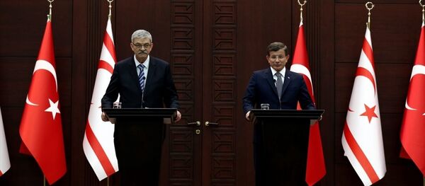 Başbakan Ahmet Davutoğlu, KKTC Başbakanı Ömer Kalyoncu ile Çankaya Köşkü'nde anlaşma ve imza töreninin ardından ortak basın toplantısı düzenledi. - Sputnik Türkiye