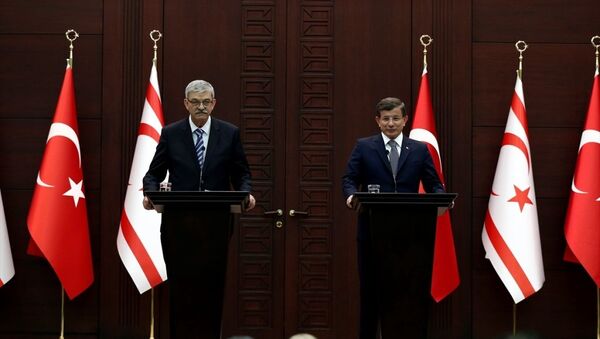 Başbakan Ahmet Davutoğlu, KKTC Başbakanı Ömer Kalyoncu ile Çankaya Köşkü'nde anlaşma ve imza töreninin ardından ortak basın toplantısı düzenledi. - Sputnik Türkiye