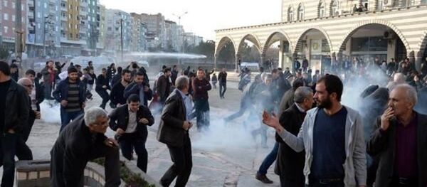 Diyarbakır'da güvenlik güçleri, Sur'a girmek isteyenlere müdahalede bulundu. - Sputnik Türkiye