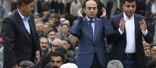 HDP Eş Genel Başkanı Selahattin Demirtaş, dün düzenlediği basın toplantısında yaptığı çağrı sonrası cuma namazını kılmak üzere HDP Şanlıurfa Milletvekili Osman Baydemir ile Sümerpark'a geldi. HDP Eş Genel Başkanı Selahattin Demirtaş, dün düzenlediği basın toplantısında yaptığı çağrı sonrası cuma namazını kılmak üzere HDP Şanlıurfa Milletvekili Osman Baydemir ile Sümerpark'a geldi. - Sputnik Türkiye