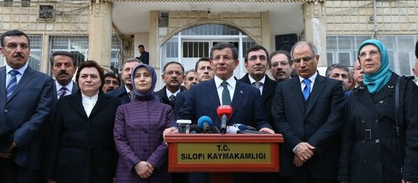 Başbakan Ahmet Davutoğlu, Şırnak'ın Silopi ilçesinde Kaymakamlık binasının önünde basın mensuplarına açıklamalarda bulundu. - Sputnik Türkiye