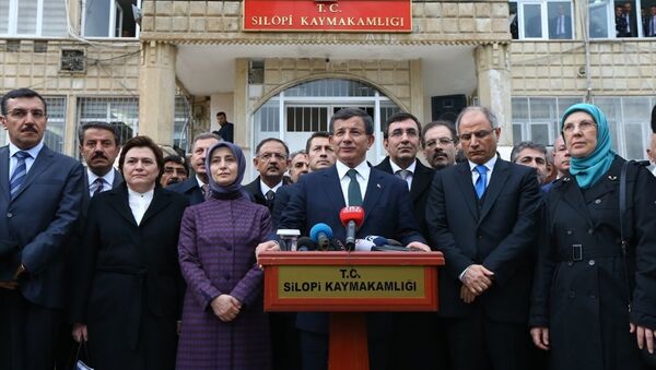 Başbakan Ahmet Davutoğlu, Şırnak'ın Silopi ilçesinde Kaymakamlık binasının önünde basın mensuplarına açıklamalarda bulundu. - Sputnik Türkiye