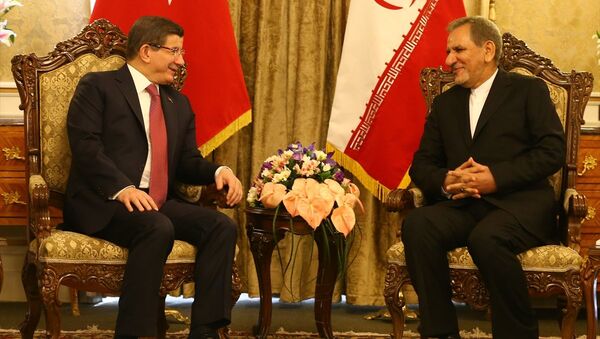 Başbakan Ahmet Davutoğlu, resmi temaslarda bulunmak üzere geldiği başkent Tahran'da, İran Cumhurbaşkanı Birinci Yardımcısı İshak Cihangiri ile baş başa görüştü. - Sputnik Türkiye