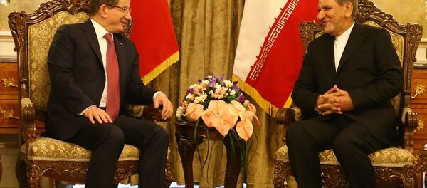 Başbakan Ahmet Davutoğlu, resmi temaslarda bulunmak üzere geldiği başkent Tahran'da, İran Cumhurbaşkanı Birinci Yardımcısı İshak Cihangiri ile baş başa görüştü. Başbakan Ahmet Davutoğlu, resmi temaslarda bulunmak üzere geldiği başkent Tahran'da, İran Cumhurbaşkanı Birinci Yardımcısı İshak Cihangiri ile baş başa görüştü. - Sputnik Türkiye