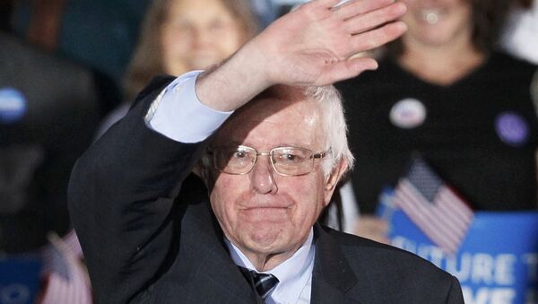 Democratic U.S. presidential candidate Bernie Sanders waves after winning at his 2016 New Hampshire presidential primary night rally in Concord, New Hampshire February 9, 2016 - Sputnik Türkiye