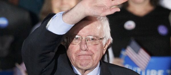 Democratic U.S. presidential candidate Bernie Sanders waves after winning at his 2016 New Hampshire presidential primary night rally in Concord, New Hampshire February 9, 2016 - Sputnik Türkiye