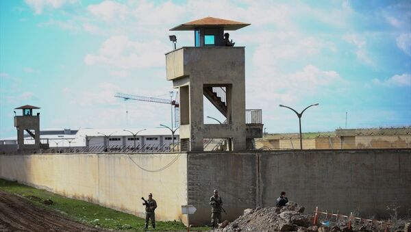 Diyarbakır D Tipi Ceza İnfaz Kurumundan 6 mahkum firar etti. Firarilerin yakalanması için geniş çaplı operasyon başlatılırken, çevre il ve ilçelerdeki güvenlik birimlerine de bilgi verildi. - Sputnik Türkiye