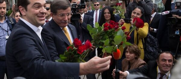 Başbakan Ahmet Davutoğlu, Yunanistan Başbakanı Aleksis Çipras ile İzmir’deki Başbakanlık Ofisi’nde bir araya geldi. Başbakan Davutoğlu ve Çipras, 8 Mart Dünya Kadınlar Günü nedeniyle Başbakanlık Ofisi önünde kendilerini bekleyen kadın gazetecilere çiçek verdi, kadınlar gününü kutladı. - Sputnik Türkiye