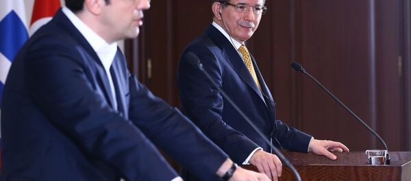 Başbakan Ahmet Davutoğlu ve Yunanistan Başbakanı Aleksis Çipras (solda), Başbakanlık İzmir Ofisi'nde, Türkiye-Yunanistan 4. Yüksek Düzeyli İşbirliği Konseyi Toplantısı'nın ardından ortak basın toplantısı düzenledi. - Sputnik Türkiye
