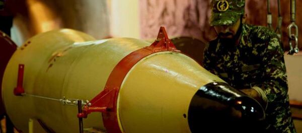 İran Devrim Muhafız Kuvvetleri’ne mensup olan asker balistik füze denemesi hazırlıklarına katılıyor. - Sputnik Türkiye