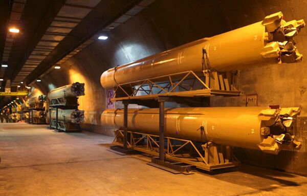 İran’ın yeraltı deposundaki füzeler - Sputnik Türkiye