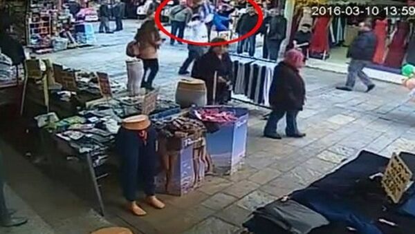 İzmir Valisi Mustafa Toprak, seyyar satıcı tarafından kaldırılıp yere fırlatılan çocuğun görüntüsünü büyük bir üzüntüyle izlediğini, gereğinin yapılması için güvenlik güçlerine talimat verdiğini söyledi. - Sputnik Türkiye
