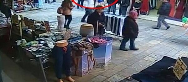 İzmir Valisi Mustafa Toprak, seyyar satıcı tarafından kaldırılıp yere fırlatılan çocuğun görüntüsünü büyük bir üzüntüyle izlediğini, gereğinin yapılması için güvenlik güçlerine talimat verdiğini söyledi. - Sputnik Türkiye