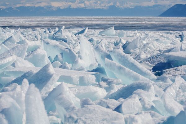 Baykal gölünde buz tepecikleri. - Sputnik Türkiye