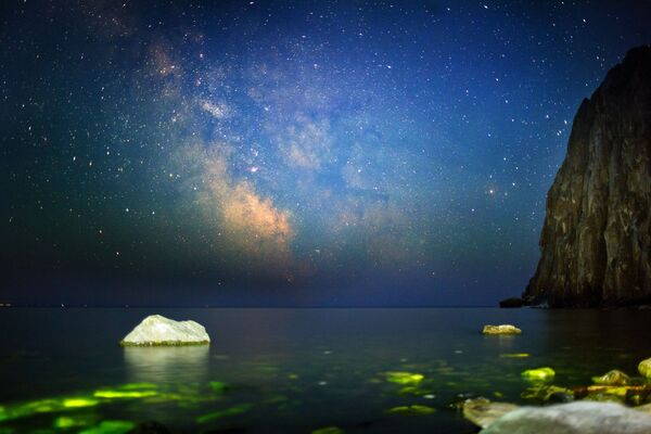 Baykal gölünde Sagan-Zaba koyunda gece gökyüzü. - Sputnik Türkiye