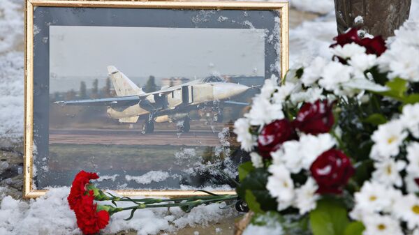 Rus pilot Oleg Peşkov'un anısına  Lipetsk'teki Havacılar Anıtı'nın önüne bırakılan çiçekler - Sputnik Türkiye