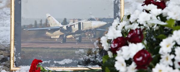 Rus pilot Oleg Peşkov'un anısına  Lipetsk'teki Hava Şehitleri Anıtı'nın önüne bırakılan çiçekler - Sputnik Türkiye