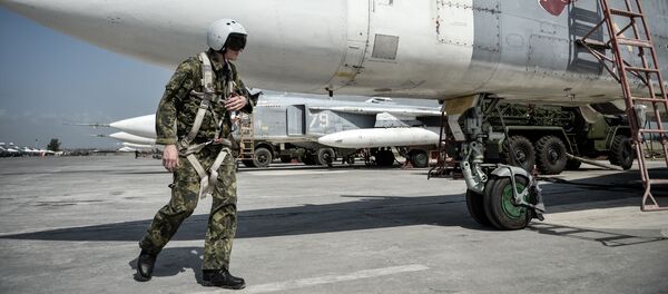Rus pilotlar Hmeymim hava üssünde - Sputnik Türkiye