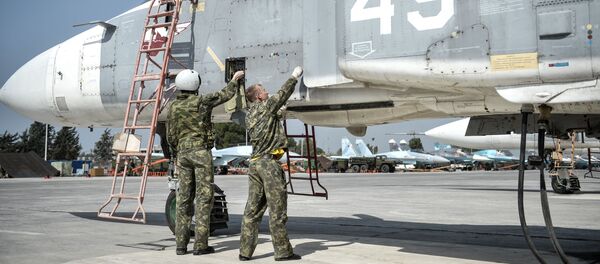 Rus pilotlar Hmeymim hava üssünde - Sputnik Türkiye