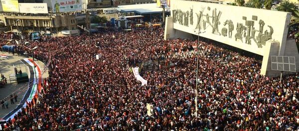 Irak'ın başkenti Bağdat'taki Tahrir Meydanı'nda toplanan binlerce Sadr Hareketi lideri Mukteda es-Sadr yanlısı, ülkede reform talebiyle hükümet karşıtı gösteri düzenledi. Irak bayrakları taşıyan göstericiler, sloganlar attı. Irak'ın başkenti Bağdat'taki Tahrir Meydanı'nda toplanan binlerce Sadr Hareketi lideri Mukteda es-Sadr yanlısı, ülkede reform talebiyle hükümet karşıtı gösteri düzenledi. Irak bayrakları taşıyan göstericiler, sloganlar attı. - Sputnik Türkiye